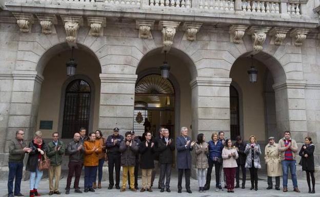 Minuto de silencio a las puertas del ayuntamiento de Ávila.