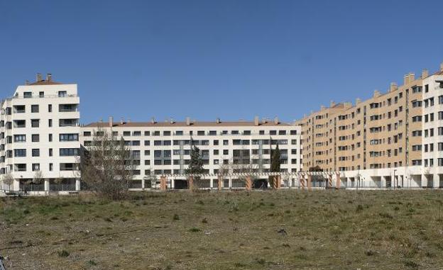 Edificio construido a partir del 2003 en el antiguo solar de Piensos Cía, junto a la avenida de Zamora. 