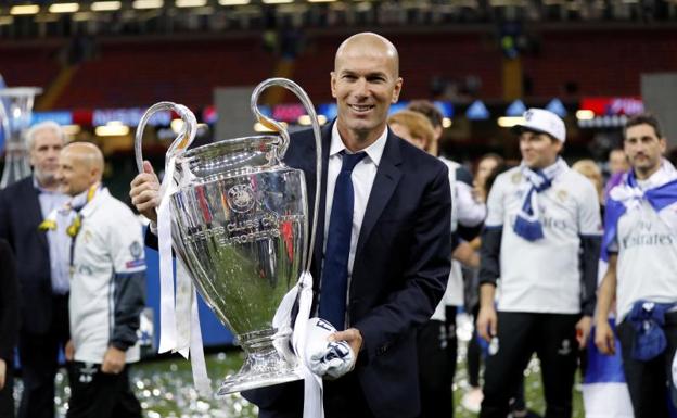 Zidane, levantando su segunda Champions ganada con el Real Madrid en 2017.