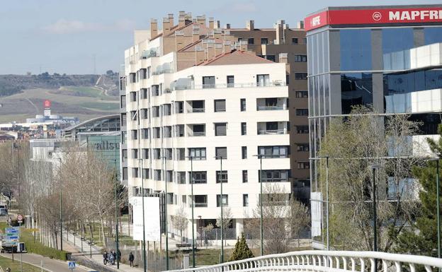 Lateral de edificio que ocupa el solar de Piensos Cía. 