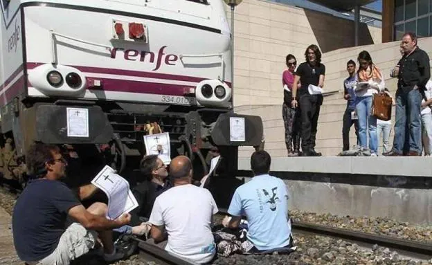 Imagen de una de las protestas cuando se perdió la conexión férrea con Zaragoza e Irún. 