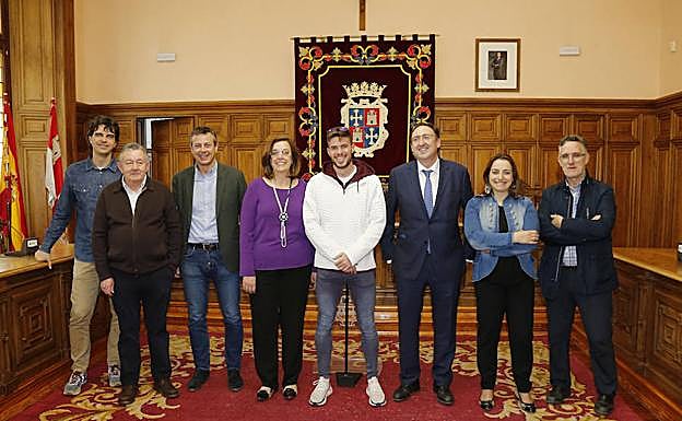 Husillos, junto a las autoridades políticas. 