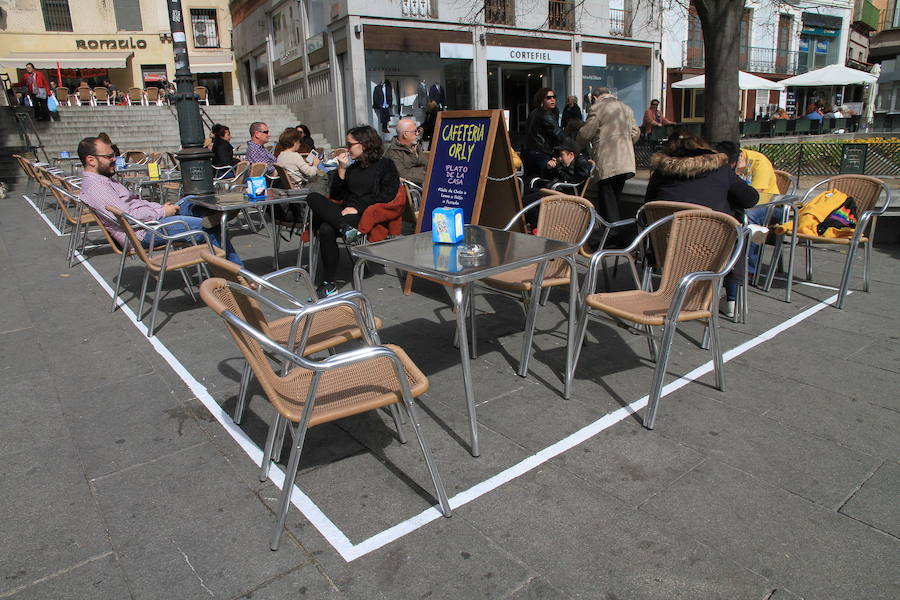 Líneas blancas que delimitan el área que pueden ocupar las terrazas de hostelería.