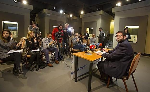 El presidente de la Diputación de Ávila, Jesús Manuel Sánchez Cabrera, comparece en rueda de prensa tras la moción de censura presentada contra él por el Partido Popular y UPyD. 