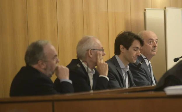 Los encausados, en la sesión celebrada esta mañana. Miguel Ángel Rodríguez, Antonio Bernardo Samaniego, Luis Javier Samaniego y Luis Alberto Samaniego