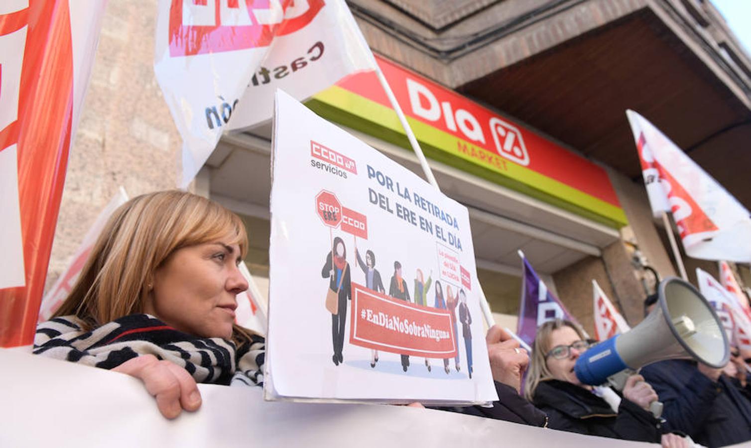 Una treintena de delegados sindicales se concentraron hoy miércoles en Valladolid para exigir la retirada del Expediente de Extinción de Empleo de Supermercados DIA, que afecta en Castilla y León a 1.140 trabajadores de la compañía.