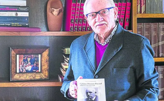 El autor de la biografía, Luis González, muestra la portada del libro. 