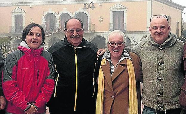 Beatriz Ortega, segunda a la derecha, con otros fundadores. 