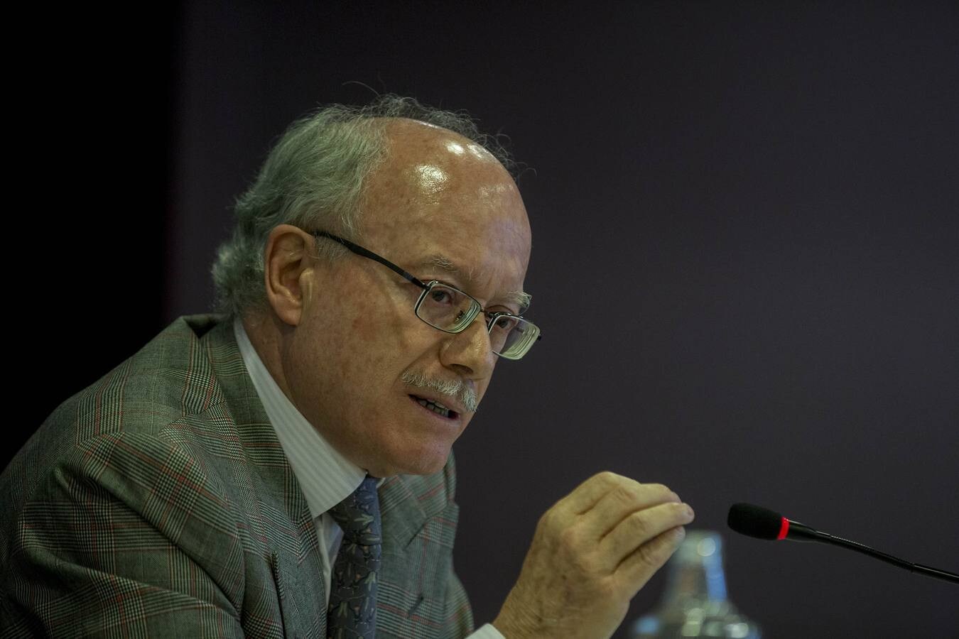 El presidente del Instituto de Estudios Económicos (IEE) ofreció la conferencia 'Situación y perspectivas de la economía española'