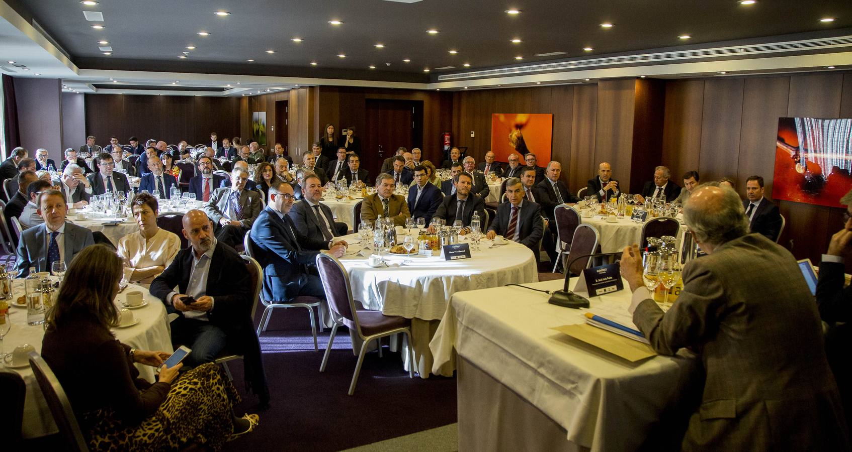 El presidente del Instituto de Estudios Económicos (IEE) ofreció la conferencia 'Situación y perspectivas de la economía española'