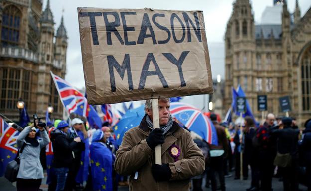 Manifestantes en contra del 'brexit' se manifiestan a las puertas del Parlamento.