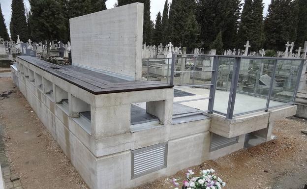 Memorial de los represaliados de la Guerra Civil construido en el cementerio del Carmen. 