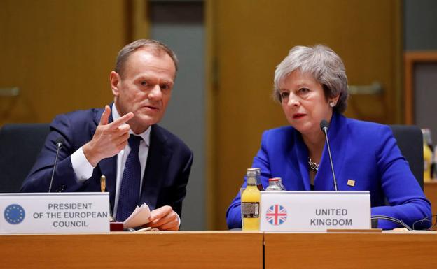 El presidente del Consejo Europeo junto a la primera ministra británica Theresa May.