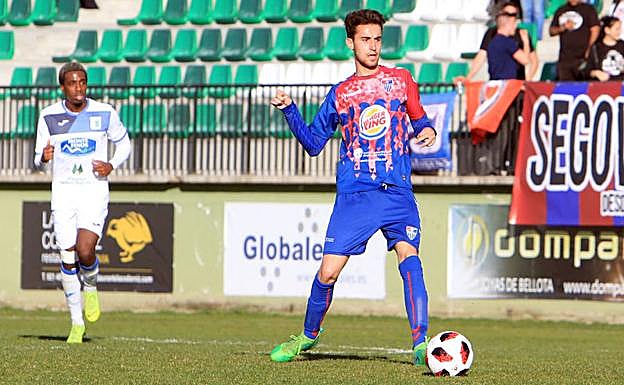 Juan de la Mata, en el partido ante el Almazán, en La Albuera. 