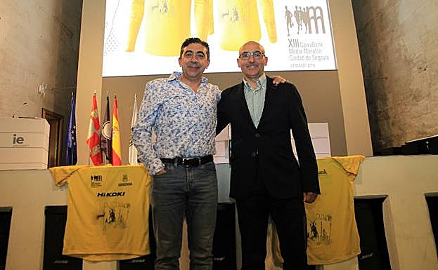 Javier Rincón, a la izquierda y Óscar Moreno, en el Aula Magna de IE University. 