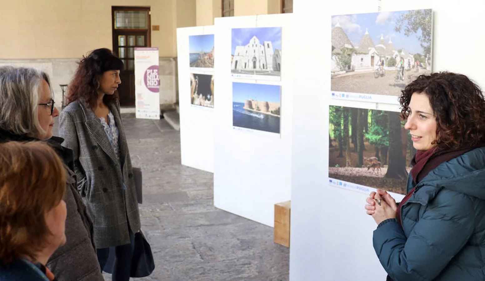 El patio del Palacio Real de Valladolid acoge desde el viernes y hasta el próximo 24 de marzo una exposición fotográfica sobre la Semana Santa de la localidad italiana de Apulia.