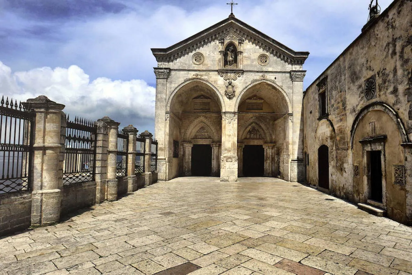 El patio del Palacio Real de Valladolid acoge desde el viernes y hasta el próximo 24 de marzo una exposición fotográfica sobre la Semana Santa de la localidad italiana de Apulia.