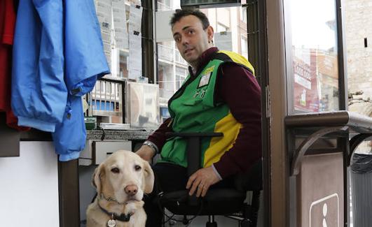 José Miguel Puerta, junto a Rolly en el quiosco de San Lázaro. 