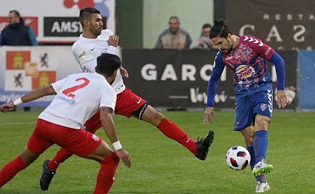 Rubén golpea el balón en el choque de la primera vuelta ante el Santa Marta en La Albuera. 