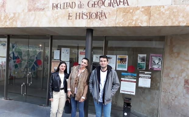 Los tres alumnos, en la entrada de la Facultad de Geografía e Historia de Salamanca.