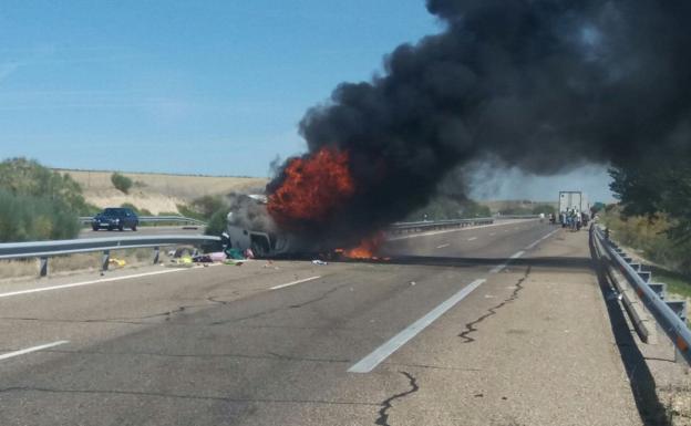 Imagen de una furgoneta incendiada en una carretera de Salamanca.