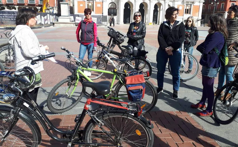 Participantes de la ruta urbana en bicicleta por los 'espacios del miedo' de Valladolid en la mañana de este sábado. 