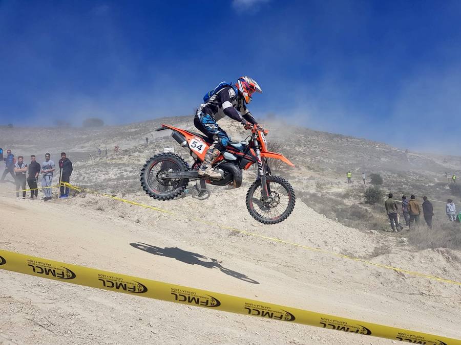 Uno de los pilotos coge tierra después de uno de los saltos. 