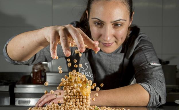 La chef Palmira Soler juega con su tapa de garbanzos y cigalas. 