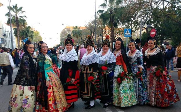 Las representantes de Nava de la Asunción (centro), junto a las falleras. 