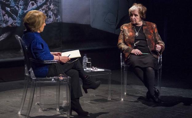 Carmen Avendaño (derecha), en la Sala Julio Michel durante la charla con la periodista Alicia Gómez Montano.