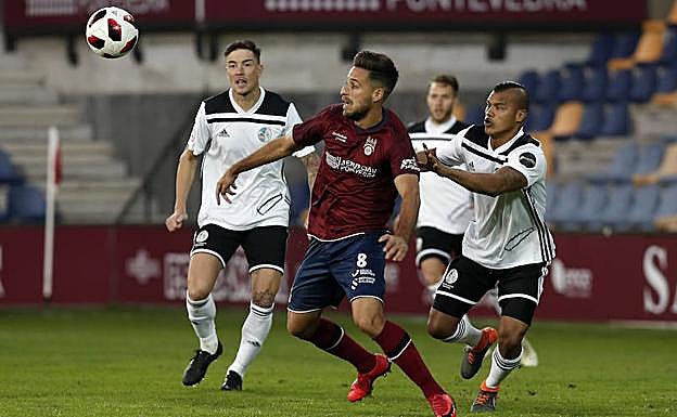 Una acción del partido en Pasarón entre el Pontevedra y el Salamanca CF.