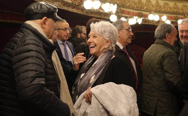 Imagen principal - La actriz Lola Herrera charla con Félix Pérez, del grupo Candeal. Irene Santamaría, esposa de Bolaños, saluda al vicepresidente de las Cortes, Ramiro Ruiz Medrano, y al exalcalde Javier León de la Riva. Abajo, Ángel Sánchez y Ana Gallego, del grupo de Teatro Teloncillo.