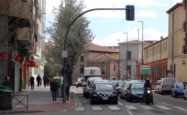 El semáforo de la calle Gondomar cuenta con un medidor de ciclistas y peatones que puede confundirse con radar fotorrojo.