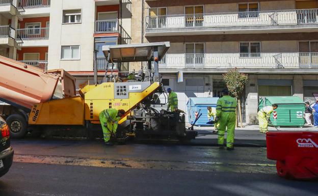 Los trabajos en el asfaltado se realizán en 16 calles de la capital salmantina 