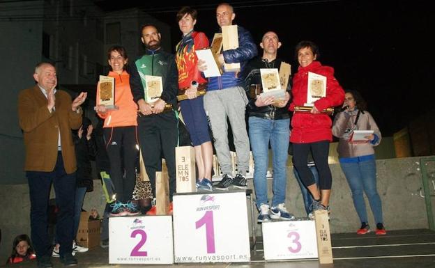 Los vencedores y los acompañantes en el podio del Trail de Íscar.