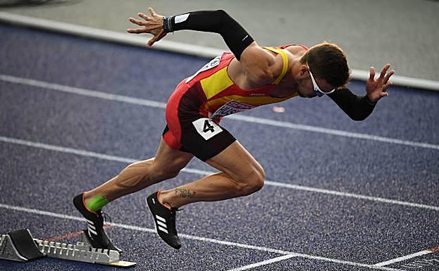Óscar Husillos sale de tacos en la final de los 400 en el Europeo que se celebró el año pasado en el Estadio Olímpico de Berlín.