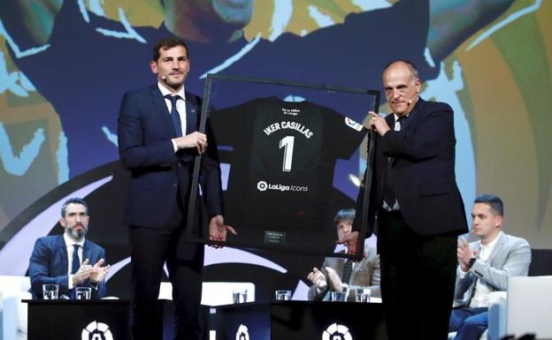 Iker Casillas y el presidente de LaLiga, Javier Tebas. 