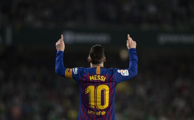 Messi celebra uno de los tres goles que le hizo al Betis. 