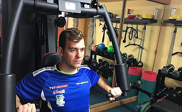 Santolino, realizando pesas. 