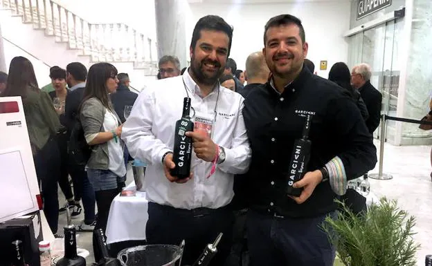 Héctor y Daniel San Juan posan con botellas de Garciani en el Salón de los Destilados y el Vermú de la Guía Peñín. 