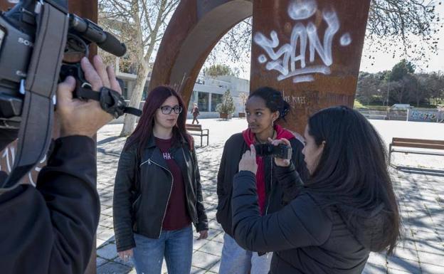 Un grupo de alumnas ruedan una secuencia en la plaza Biólogo José Antonio Valverde, que hace años ocupaba el mercado central. 