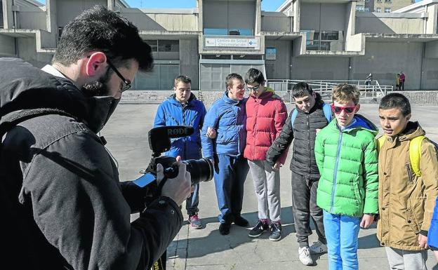 Alumnos del centro de educación especial El Corro, durante una grabación. 