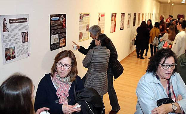 Visitantes de la exposición 'Grandes mujeres olvidadas' 