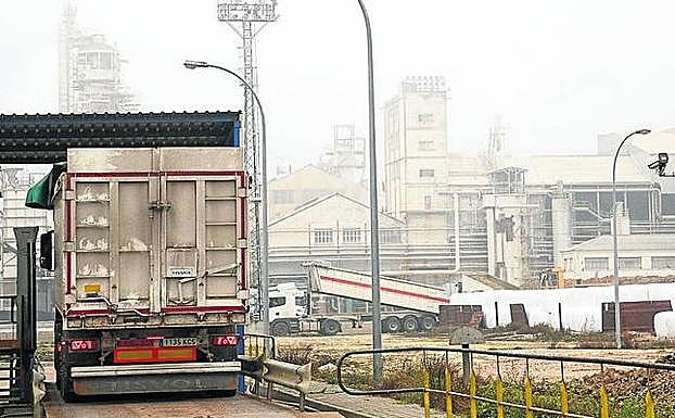 Un camión entra en las instalaciones de Azucarera en Toro.