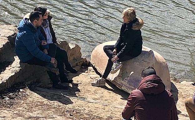 Mercedes Milá durante la grabación en la playa de las Moreras. 