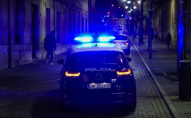 Vehículo de la Policía Nacional en el centro de la ciudad.