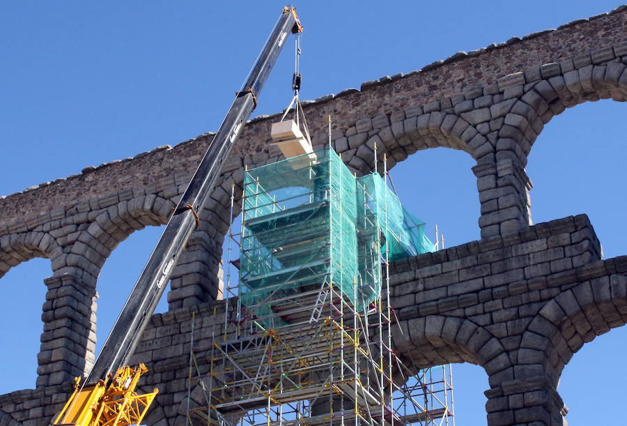 Fotos: Retiran a la Virgen del Acueducto para su restauración