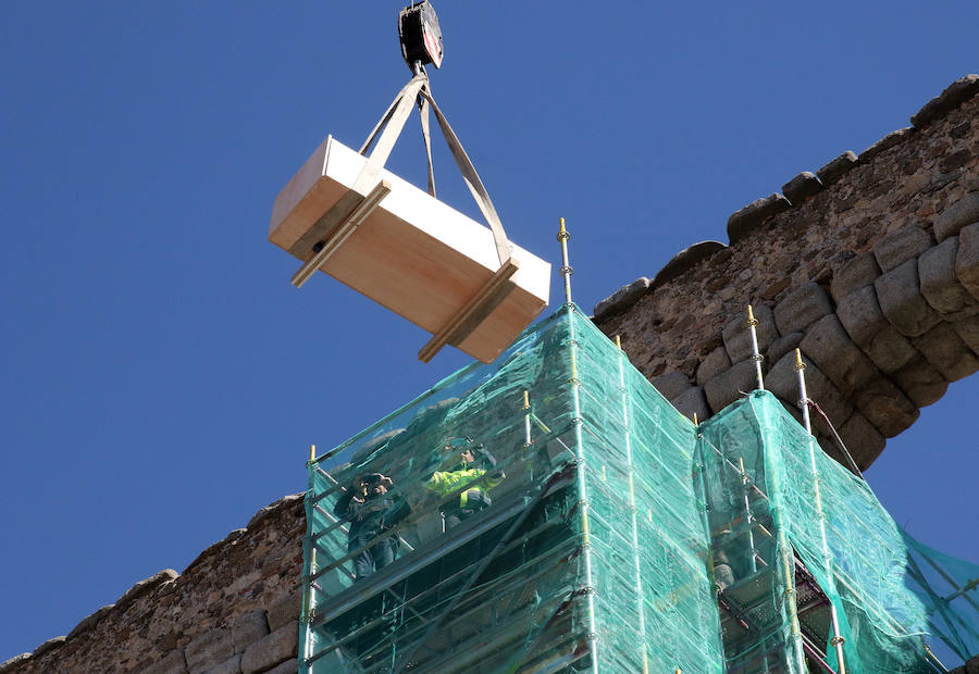 Fotos: Retiran a la Virgen del Acueducto para su restauración