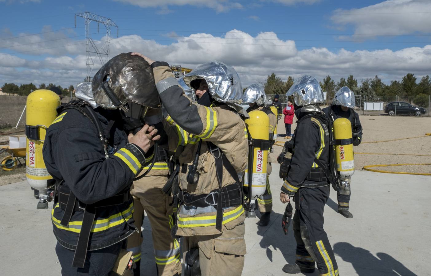 Los bomberos de Valladolid realizan un entrenamiento en el parque de el Rebollar.