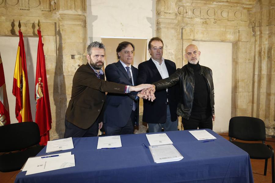 Raúl Santa Eufemia, Carlos García Carbayo, Juan Manuel Gómez y Emilio Pérez Prieto, instantes después de firmar el acuerdo. 